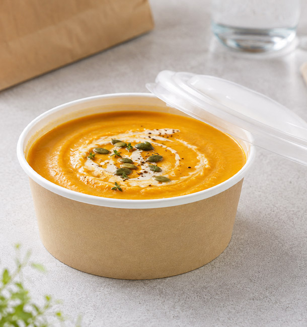 Kürbissuppe in einem Pappkarton